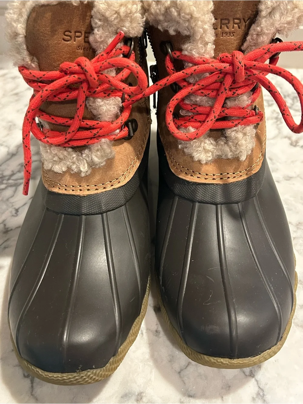 Sperry 9 Saltwater Alpine duck boots, leather, faux-fur lining, & red laces